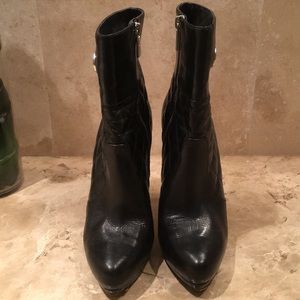 Michael Michael Kors Bootie size 6